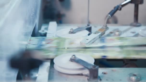 印刷機の高速大規模な印刷施設で勤務 — ストック動画