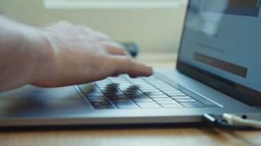 Adam tipik bir dizüstü bilgisayar klavye üzerinde eller