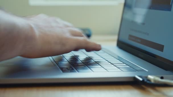 Mãos de homem digitando em um teclado de computador portátil — Vídeo de Stock