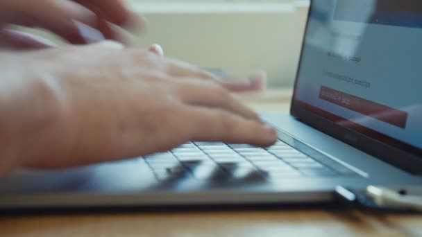 Ręce człowieka, wpisując na klawiaturze komputera przenośnego — Wideo stockowe