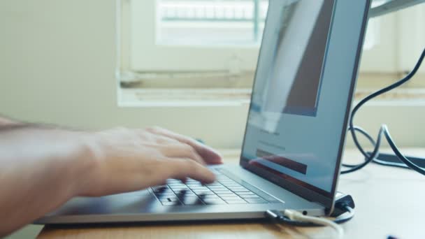 Mãos de homem digitando em um teclado de computador portátil — Vídeo de Stock