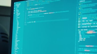 Yazılım kodlama bir ekran önünde oturan bilgisayar programcısı