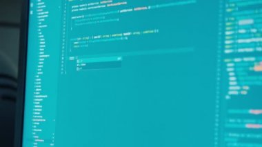 Yazılım kodlama bir ekran önünde oturan bilgisayar programcısı