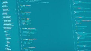 Yazılım kodlama bir ekran önünde oturan bilgisayar programcısı