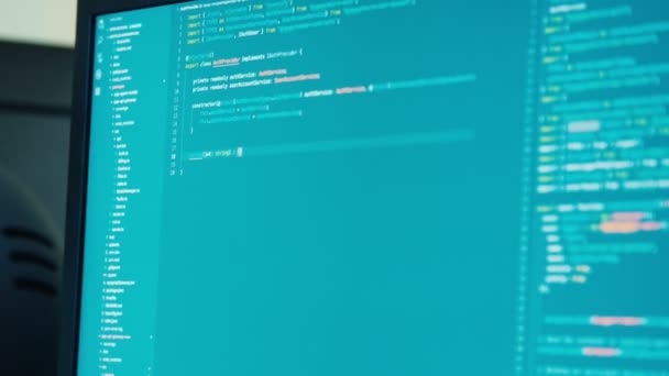 Програміст сидів перед екраном кодування програмного забезпечення — стокове відео