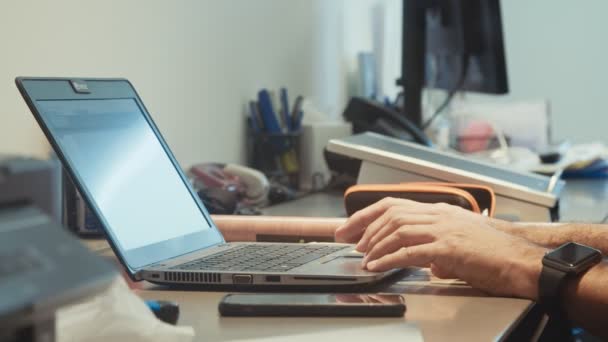 Mani uomo digitando su una tastiera del computer portatile — Video Stock