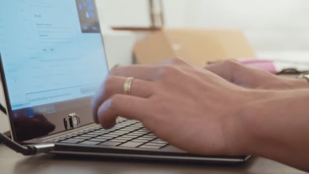 Mãos de homem digitando em um teclado de computador portátil — Vídeo de Stock