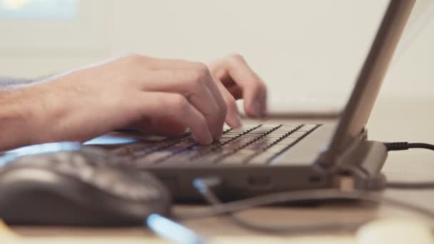 Hombre manos escribiendo en un teclado de ordenador portátil — Vídeo de stock