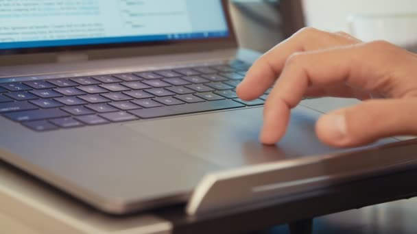Adam tipik bir dizüstü bilgisayar klavye üzerinde eller — Stok video