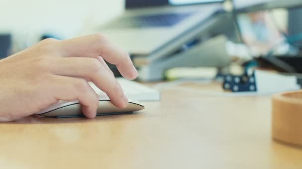 Main d'homme travaillant avec la souris sans fil sur un bureau — Video