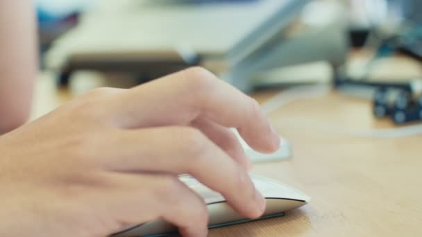 Man hand arbeta med trådlösa musen på ett skrivbord — Stockvideo