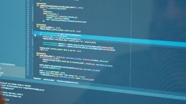 Yazılım kodlama bir ekran önünde oturan bilgisayar programcısı — Stok video
