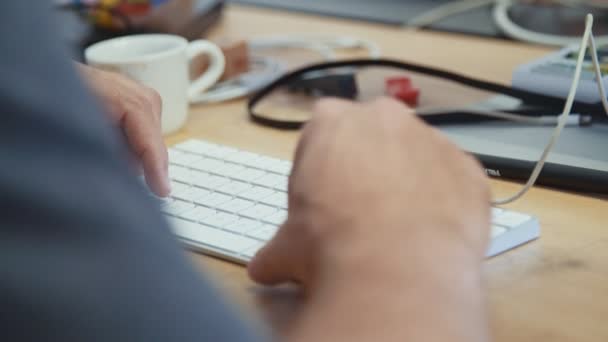 Mãos de homem digitando em um teclado de computador portátil — Vídeo de Stock