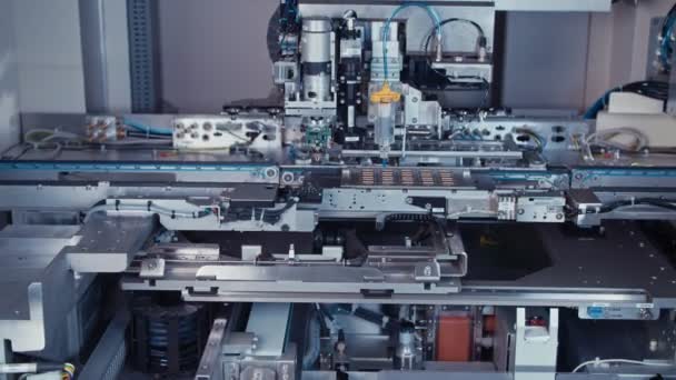 Máquina SMT automatizada que coloca componentes electrónicos en una placa — Vídeos de Stock
