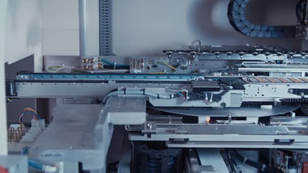 Máquina SMT automatizada colocando componentes eletrônicos em uma placa — Vídeo de Stock