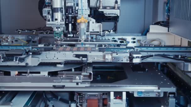 Máquina SMT automatizada que coloca componentes electrónicos en una placa — Vídeo de stock