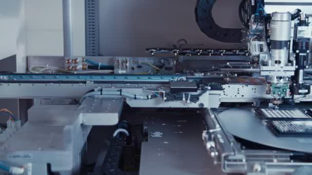 Máquina SMT automatizada colocando componentes eletrônicos em uma placa — Vídeo de Stock