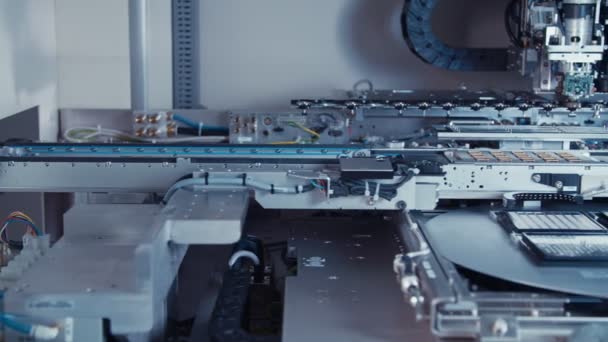 Geautomatiseerde Smt machine plaatsen van elektronische componenten op een bord — Stockvideo