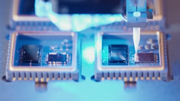 Makro snímek wire bonder přívodní vodiče na mikročip ve vysoké rychlosti — Stock video