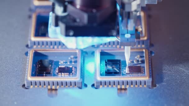 Makro szemcsésedik-ból drót bonder összekötő vezetékeket egy mikrochip, nagy sebességgel — Stock videók