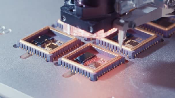 Makro snímek wire bonder přívodní vodiče na mikročip ve vysoké rychlosti — Stock video