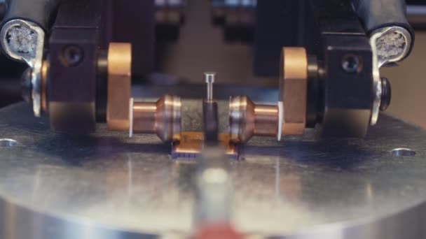 Verwerking van microchip door een machine koud lassen — Stockvideo
