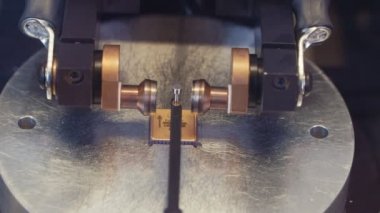 Mikroçip soğuk kaynak makinası tarafından işlenmesi