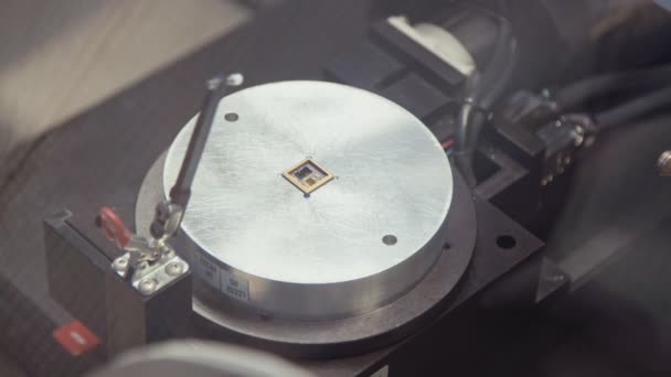 감기 용접 기계에 의해 마이크로 칩의 처리 — 비디오