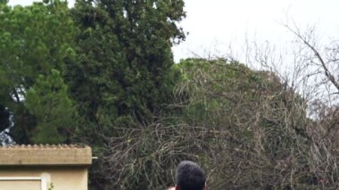 Ağır çekim bir sevimli oğlu hava atma baba