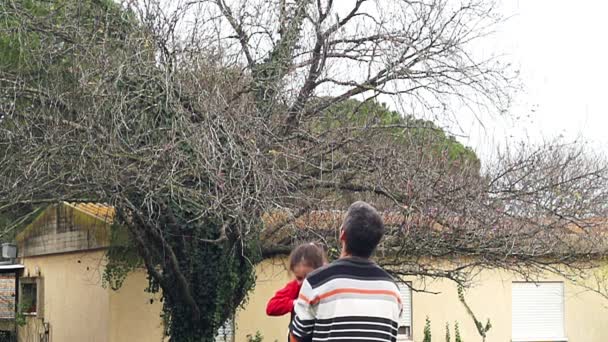 Movimento lento do pai jogando sua adorável filha no ar — Vídeo de Stock