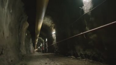POV yürüyüş büyük karanlık inşaat tünel içinde ateş