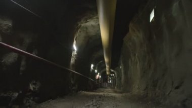 POV yürüyüş büyük karanlık inşaat tünel içinde ateş