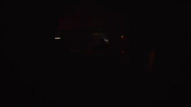 Karanlık bir tünelde bir kurtarma operasyonu sırasında itfaiye duman