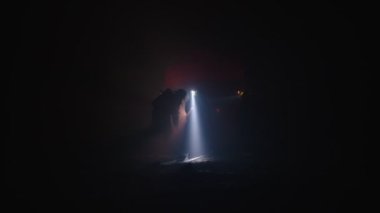 Karanlık bir tünelde bir kurtarma operasyonu sırasında itfaiye duman