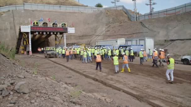 Israel, 10 de julho de 2018 - Trabalhadores da construção civil que entram em um grande túnel — Vídeo de Stock