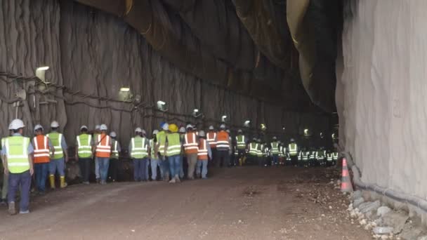 Israël, le 10juillet 2018 - Des travailleurs de la construction entrent dans un grand tunnel — Video