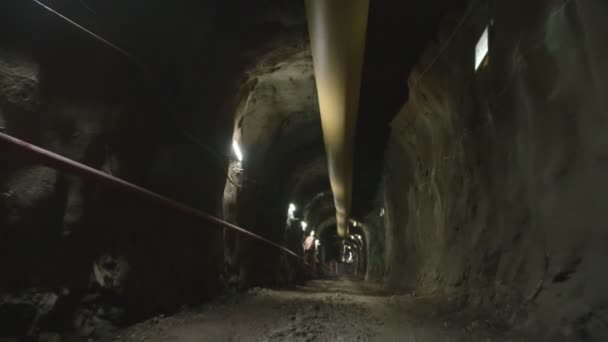 Walking POV filmado dentro de um grande túnel de construção escuro — Vídeo de Stock