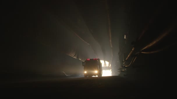 Caminhão de resgate dirigindo em um túnel de construção escuro — Vídeo de Stock