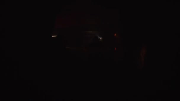 어두운 터널에서 구조 작업 중 소방 관 연기 가득 — 비디오