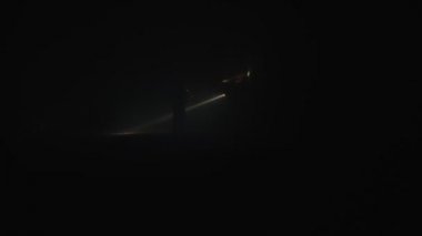 Karanlık bir tünelde bir kurtarma operasyonu sırasında itfaiye duman