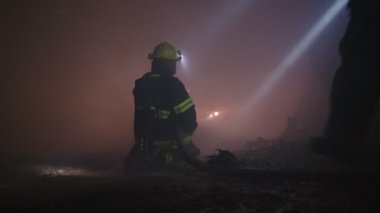 Karanlık bir tünelde bir kurtarma operasyonu sırasında itfaiye duman