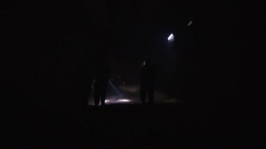 El feneri kullanarak bir karanlık tünel içinde dul için kurtarma güçleri arama