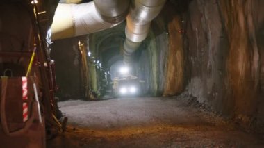 Büyük inşaat kamyon bir tünel içinde çalışma
