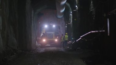 Büyük inşaat kamyon bir tünel içinde çalışma