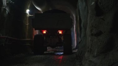 Büyük inşaat kamyon bir tünel içinde çalışma