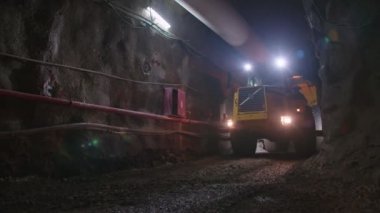 Büyük inşaat kamyon bir tünel içinde çalışma