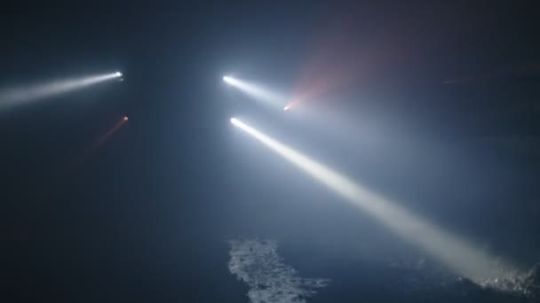 Bomberos durante una operación de rescate en un túnel oscuro lleno de humo — Vídeos de Stock