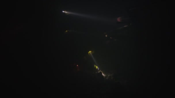Bomberos durante una operación de rescate en un túnel oscuro lleno de humo — Vídeo de stock
