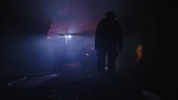 Bomberos durante una operación de rescate en un túnel oscuro lleno de humo — Vídeos de Stock