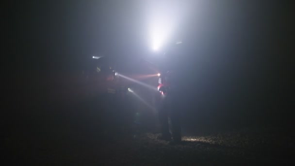 Fuerzas de rescate buscan sobrevivientes dentro de un túnel oscuro usando linternas — Vídeo de stock